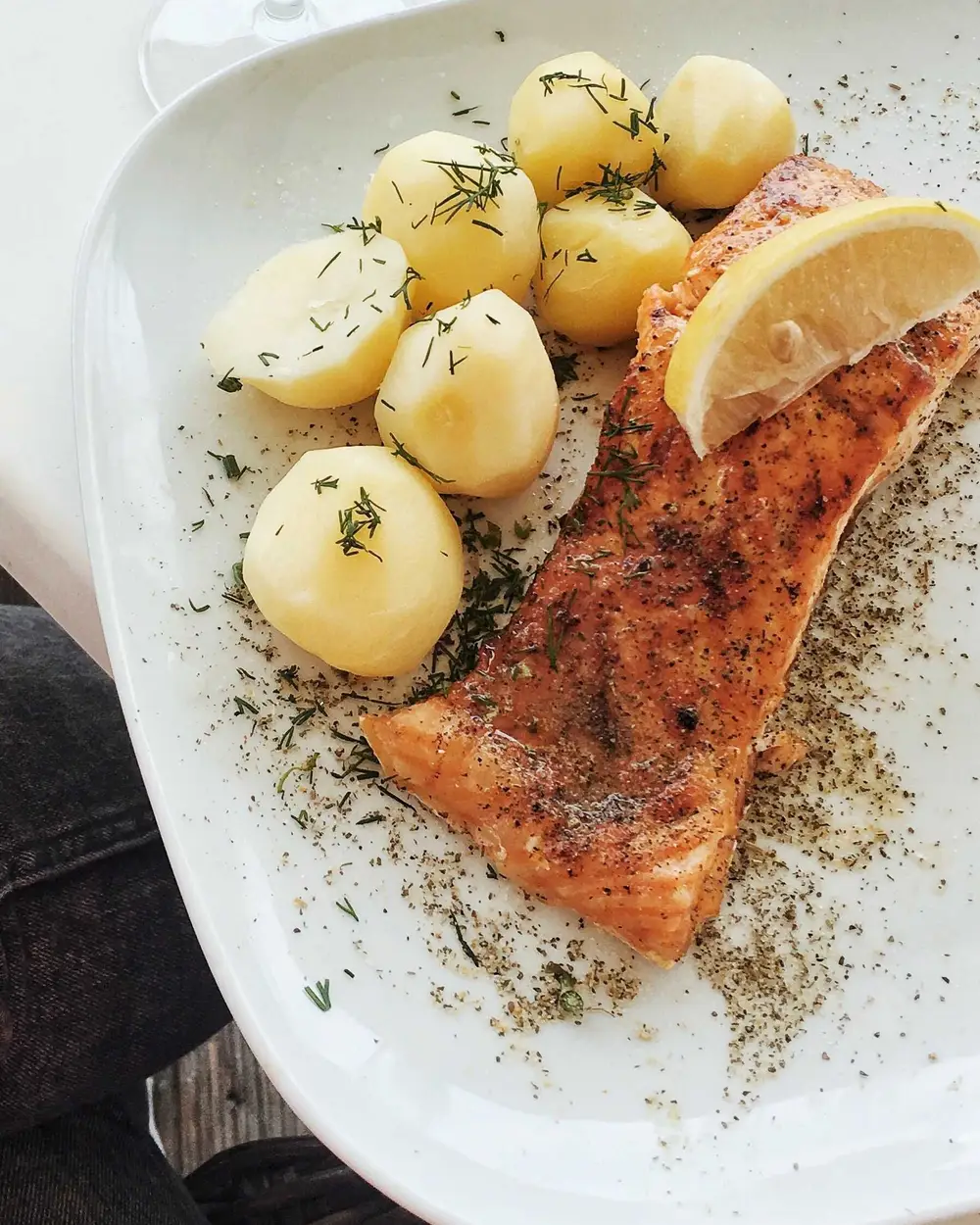 Ugnsbakad laxfilé med dillkokt potatis och citron